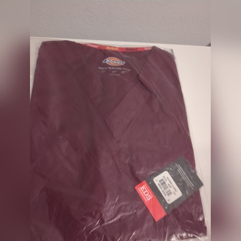 Dickies EDS Signature V-Neck Medical Scrub Top Burgundy Wine Unisex XXS / 86706